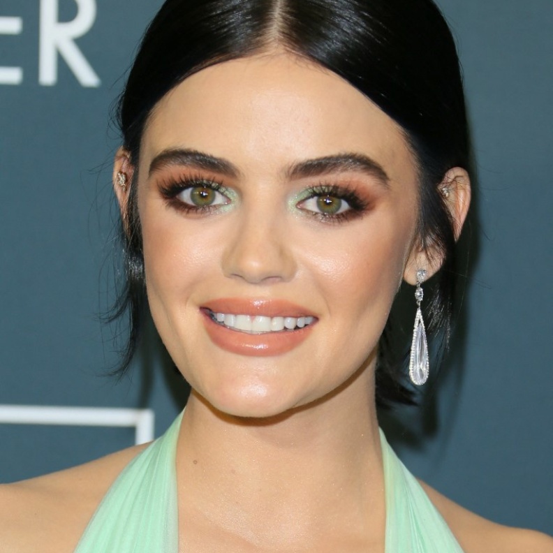 المكياج الملون مفتاح جمالك هذا الصيف استوحي خطواته من Lucy Hale
