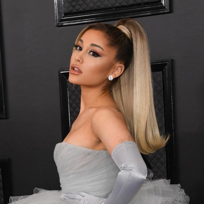 تسريحات شعر ذيل الحصان بأساليب مختلفة للصبايا من وحي آريانا غراندي