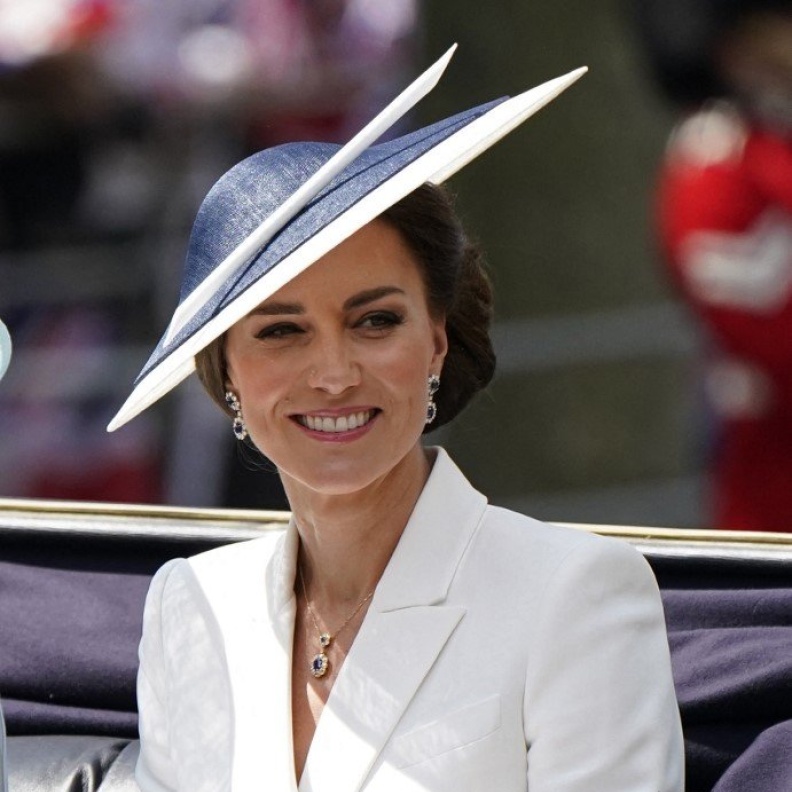 كيت ميدلتون تتألق بمجوهرات ملكية مرصعة بالألماس والياقوت الأزرق من مجوهرات الأميرة ديانا