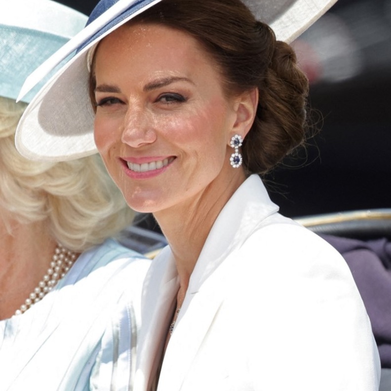 سيدات العائلة المالكة البريطانية بمجوهرات فاخرة