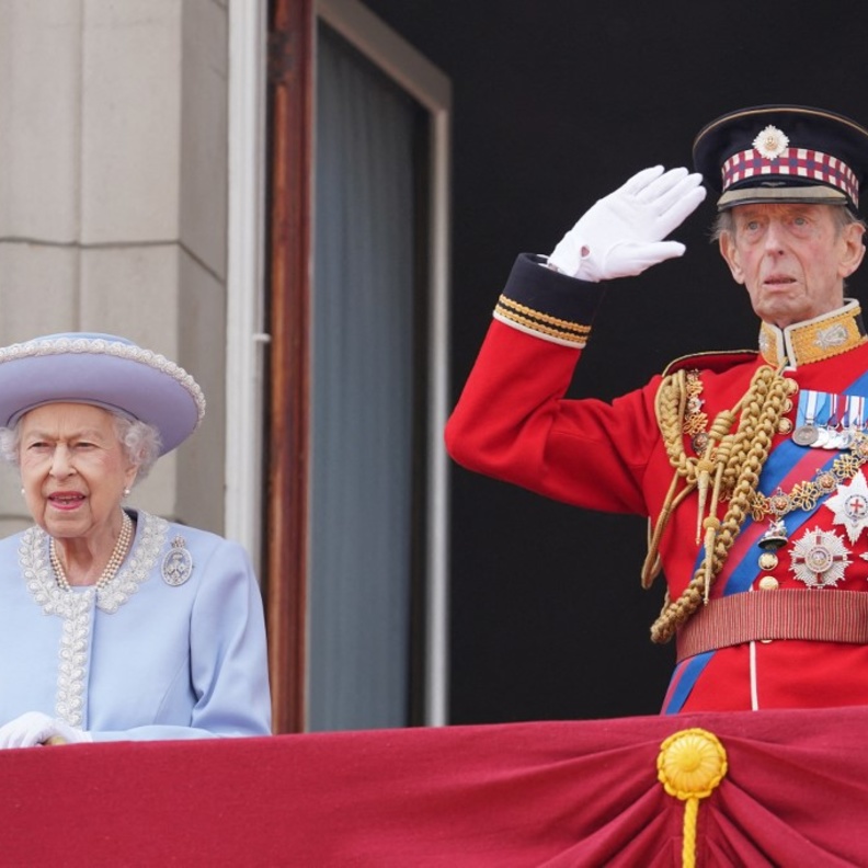 من هو دوق كينت الذي ظهر مع الملكة إليزابيث الثانية في احتفالات اليوبيل؟