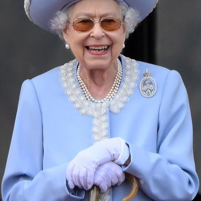 لماذا يرتدي أفراد العائلة المالكة البريطانية درجات الأزرق في اليوبيل البلاتيني للملكة؟