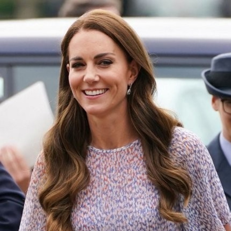 أفكار ملفتة لتطبيق تسريحات شعر ويفي منسدلة بأسلوب كيت ميدلتون 2022