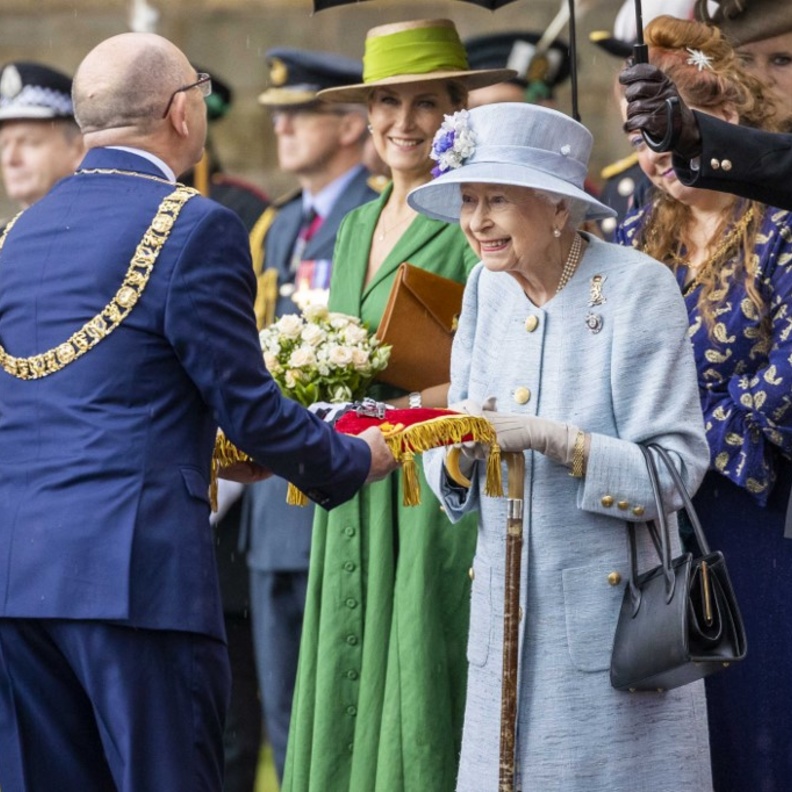 ما هي قصة المفتاح الذي تتسلمه الملكة إليزابيث عند وصولها إدنبرة؟