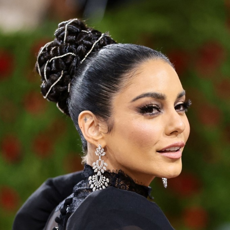 إطلالات جمالية راقية تألقي بها في السهرات على طريقة Vanessa Hudgens
