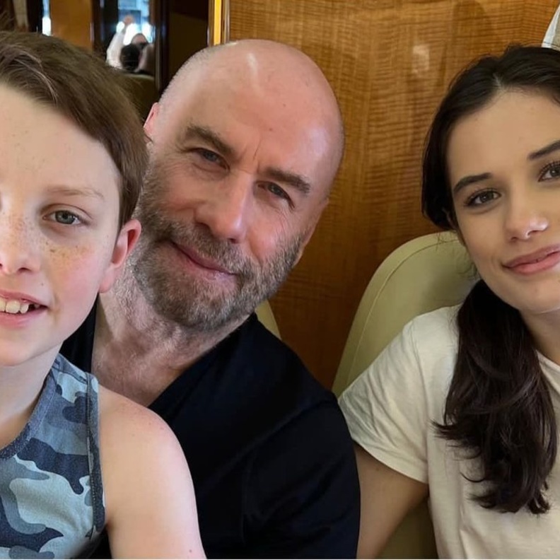 جون ترافولتا وأسرته