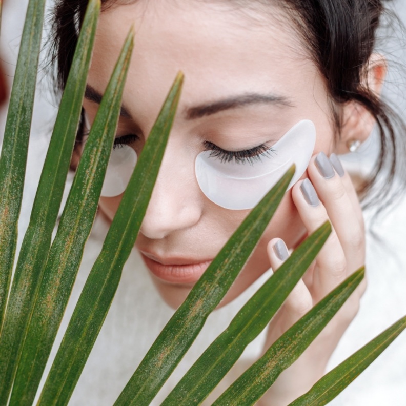 كريمات طبيعية تحت العين لإزالة الهالات السوداء