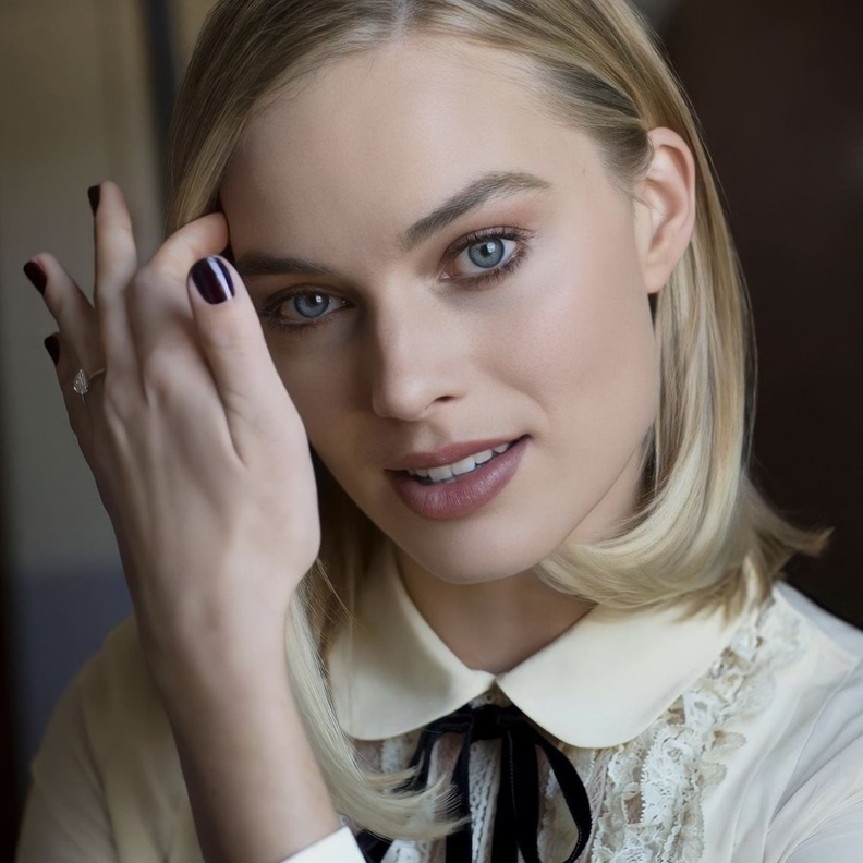 أجدد نغمات ظلال العيون الترابية وخطوات تطبيقها على طريقة مكياج مارغوت روبي - الصورة من حسابها على انستغرام