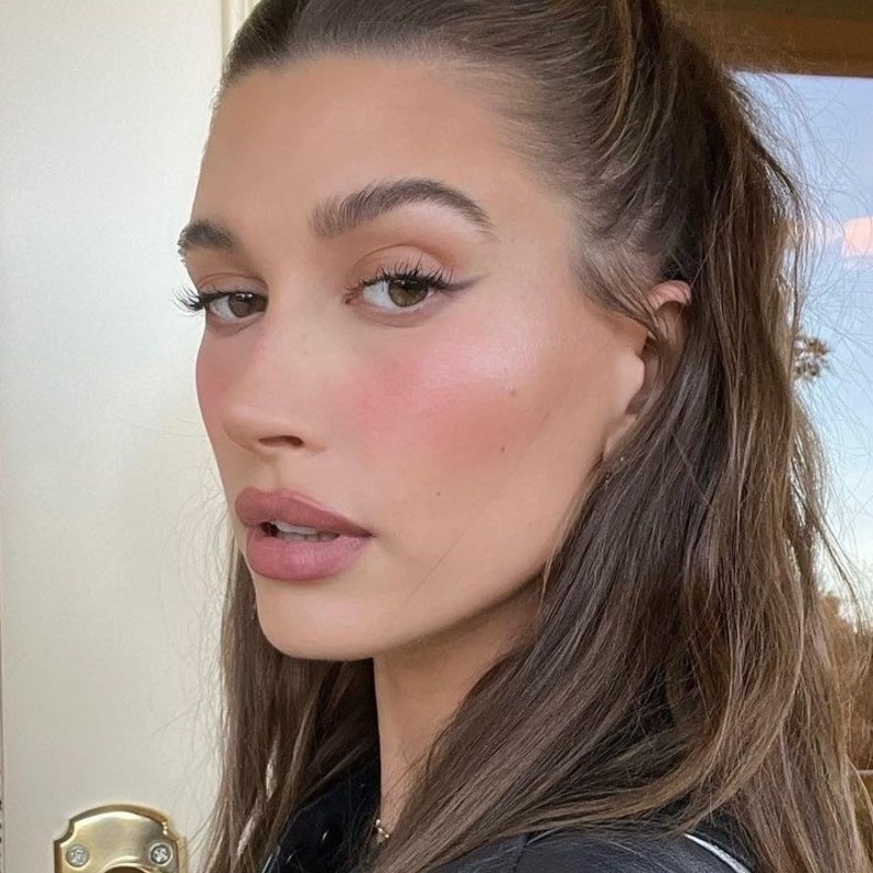 أحدث صيحات تطبيق البلاشر بشكل W على طريقة هايلي بيبر Hailee Bieber - الصورة من حسابها على انستغرام