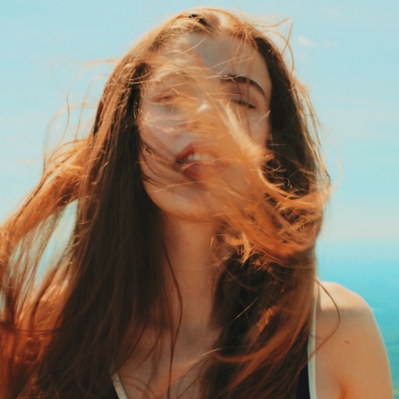 أهم الفيتامينات والأطعمة لمنع ظهور الشيب المبكر عند المرأة
