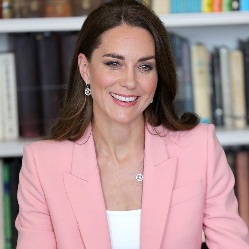 اطلالة كيت ميدلتون بالوان احمر شفاه زهري