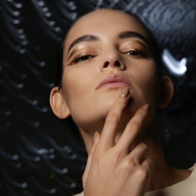 الآيلاينر الغرافيكي يعد موضة مكياج صيف 2022