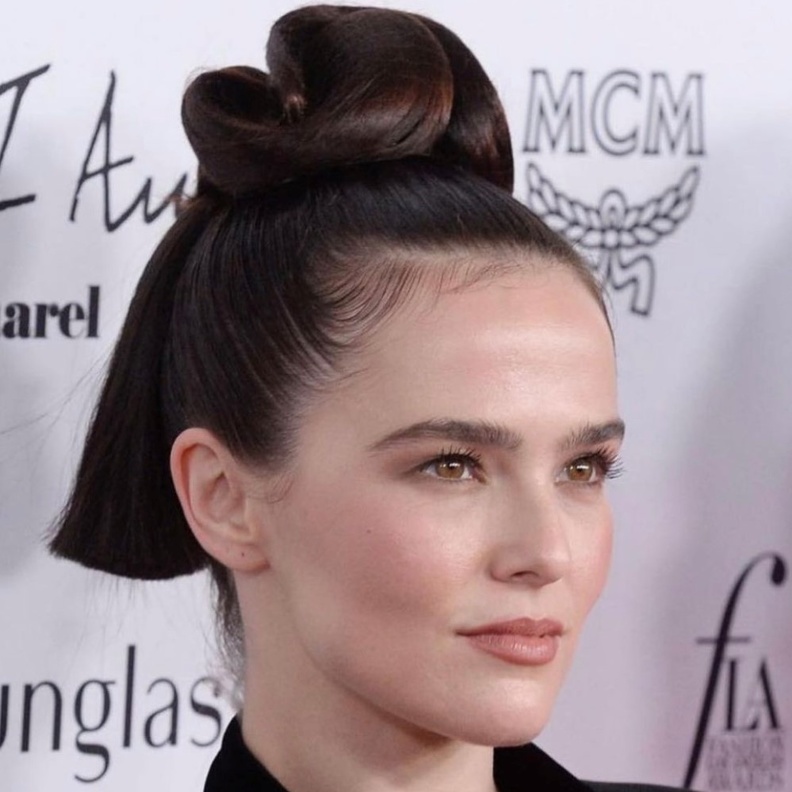 الكعكة العالية و تسريحات شعر راقية للعيد بأسلوب Zoey Deutch
