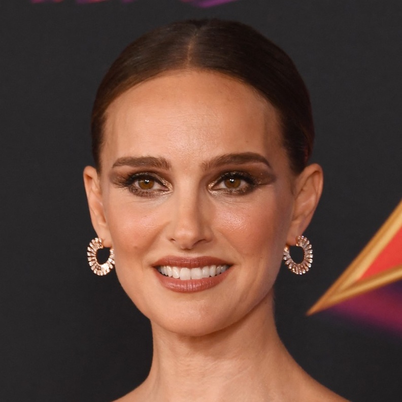 صيحات المكياج السموكي البرونزي بالخطوات بأسلوب ناتالي بورتمان