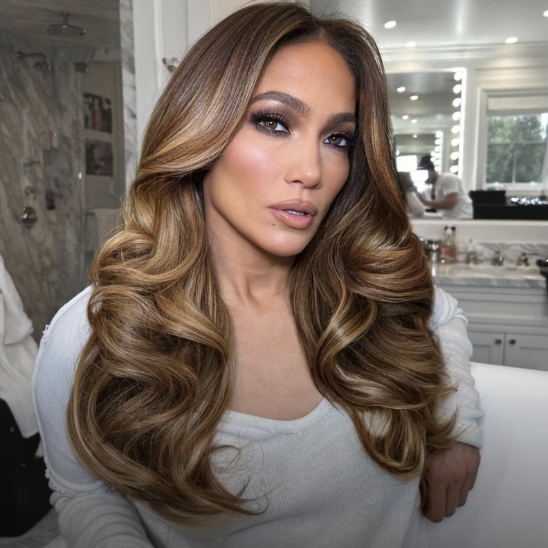 أجمل تسريحات الشعر الطويل لصيف 2022 على طريقة Jennifer Lopez