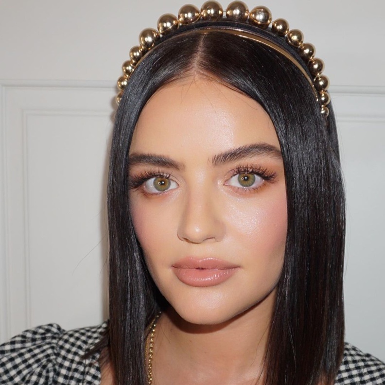 تألقي بأجمل تسريحات شعر ناعمة للصبايا من وحي إطلالات لوسي هيل