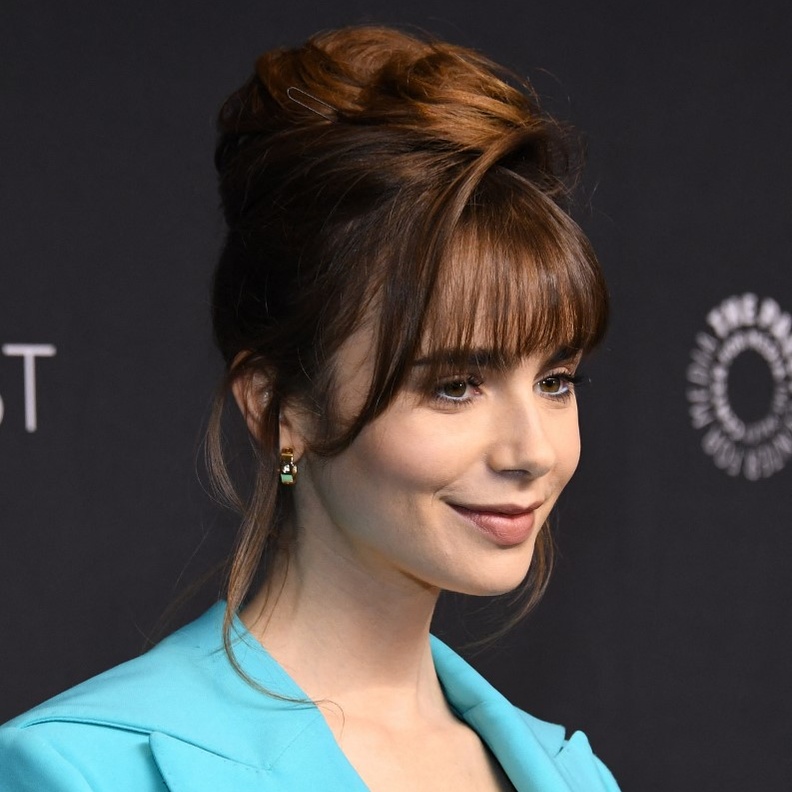  تسريحات شعر ليلي كولينز مع الغرة الأمامية