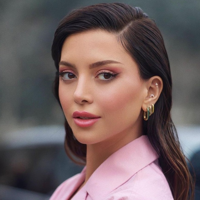 تسريحات شعر مبللة وريترو بأسلوب نتالي فنج