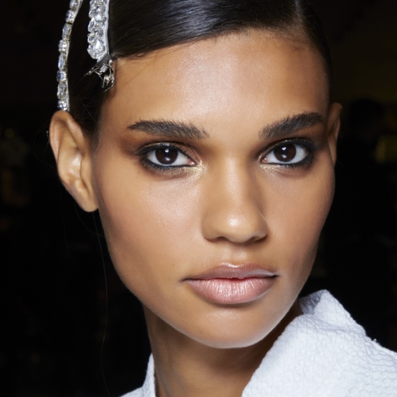تسريحات شعر مع اكسسوارات الدبابيس البراقة من دار Tom Ford