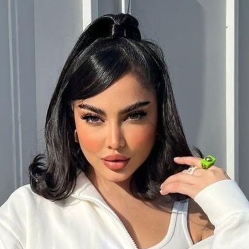 كيفية تطبيق تسريحات شعر نصف رفعة تناسب إطلالات النهار والمساء