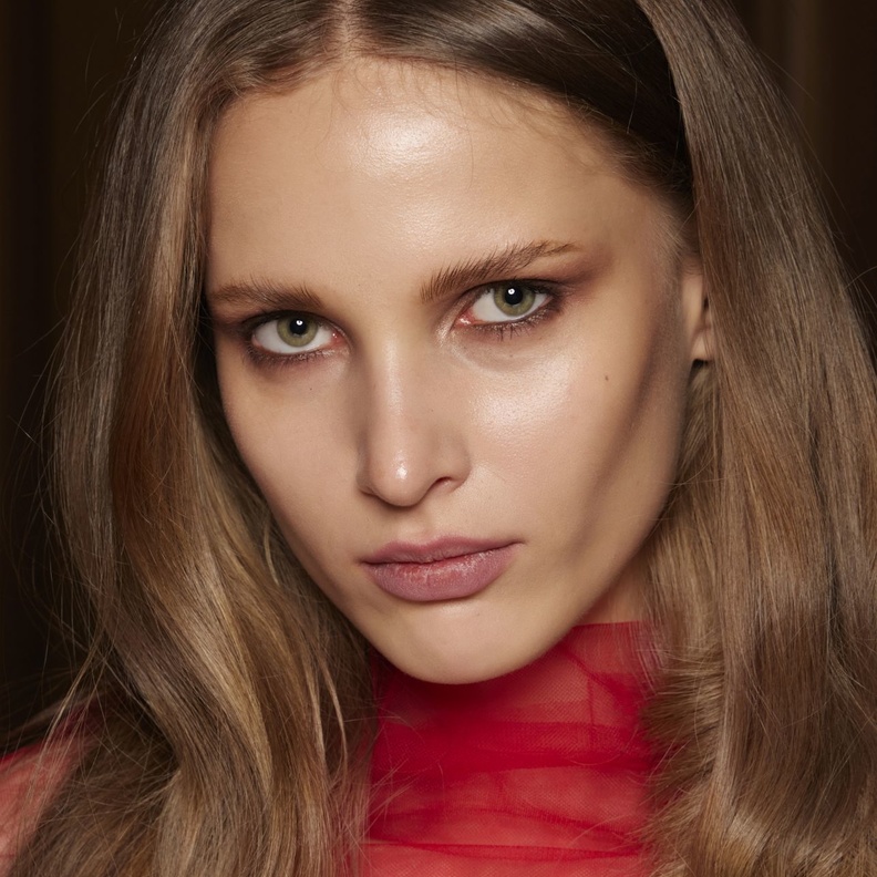 تطبيق كونتورينغ العين لتكبير رسمة العين بالمكياج الطبيعي