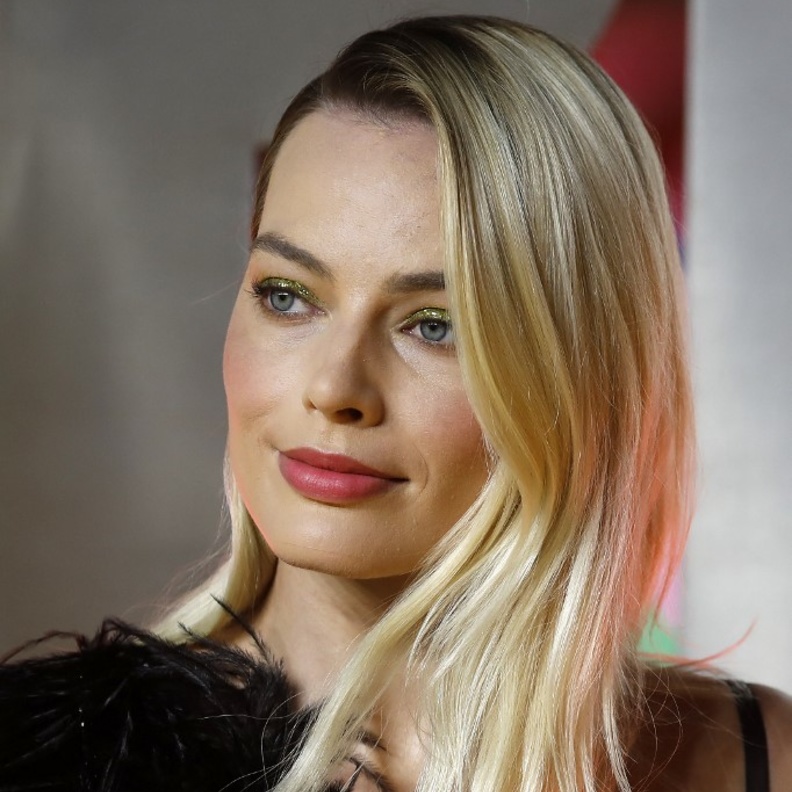 نصائح تطبيق ألوان ظلال عيون جريئة على طريقة النجمات لموسم صيف 2022