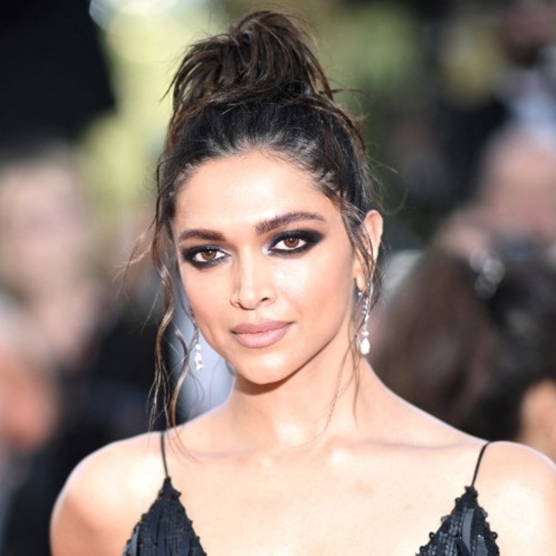 خطوات تطبيق ظلال العيون لمكياج سموكي للبشرة الحنطية بأسلوب ديبيكا بادكون