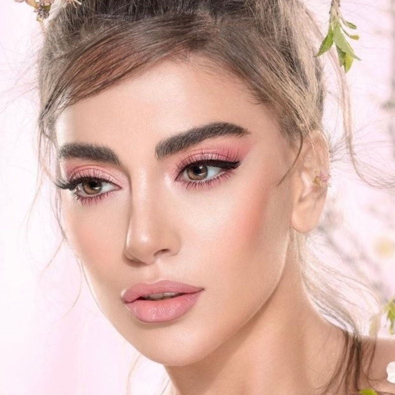 أساليب جديدة بالمكياج لمناسبات صيف 2022