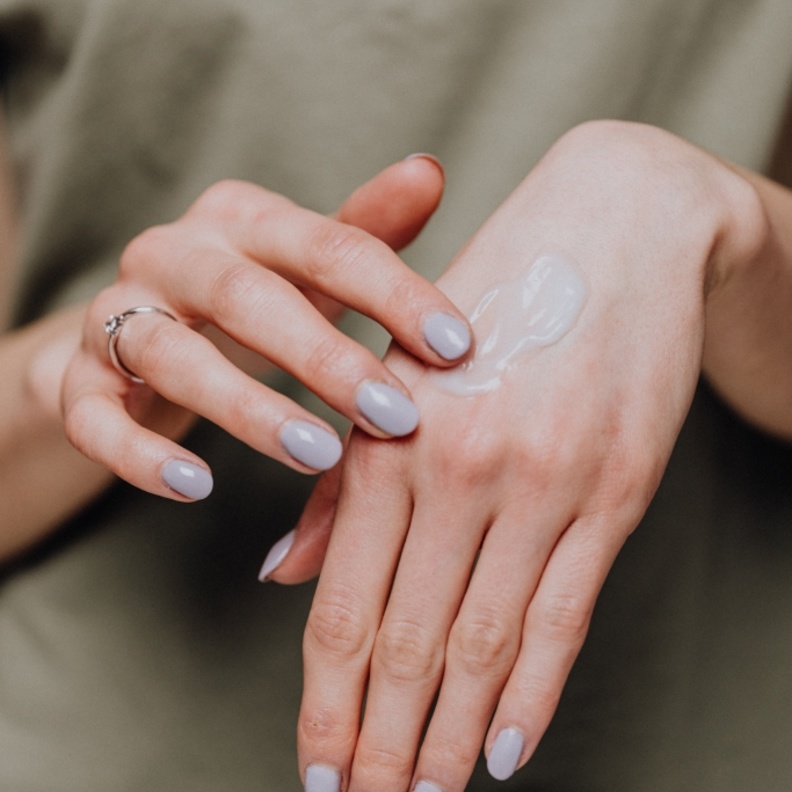  خلطات طبيعية لعلاج تجاعيد اليدين والأصابع