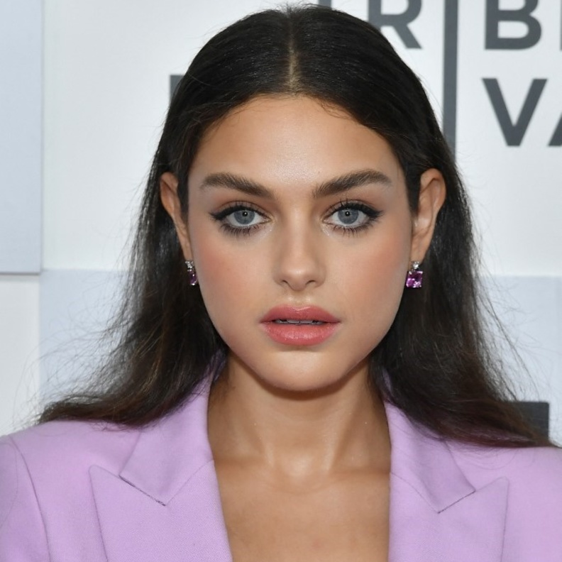 صيحات مكياج ناعمة للعيون الزرقاء بأسلوب odeya rush لإطلالة عصرية