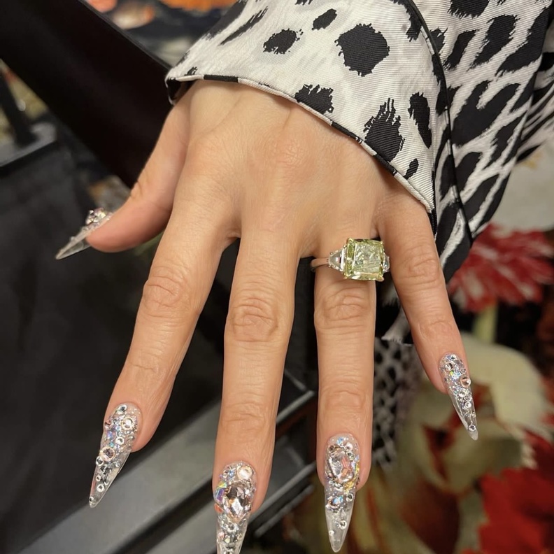 صيحة الماس على الأظافر  مع جينيفر لوبيز - الصورة من حساب Tom Bachik على انستغرام