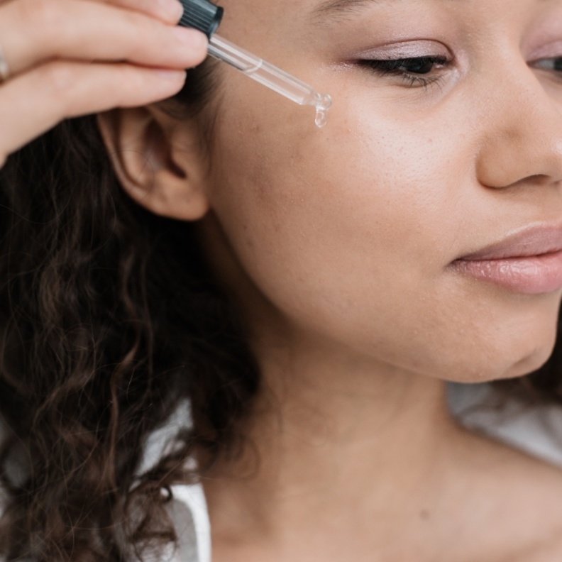 طرق عمل سيروم طبيعي من الزعفران للحصول على بشرة نضرة