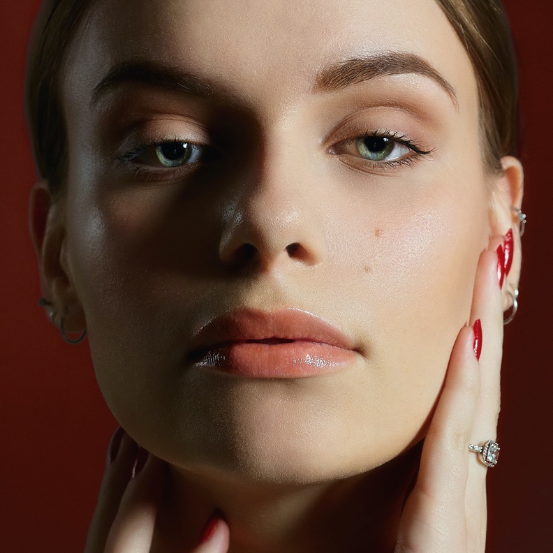 فوائد عشبة العشرق لتنعيم البشرة وأهم الوصفات الطبيعية منها