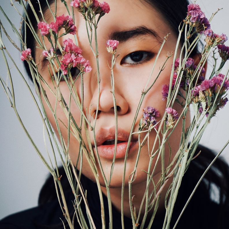 ماء الورد من المكونات التي تزيل المكياج بلطف