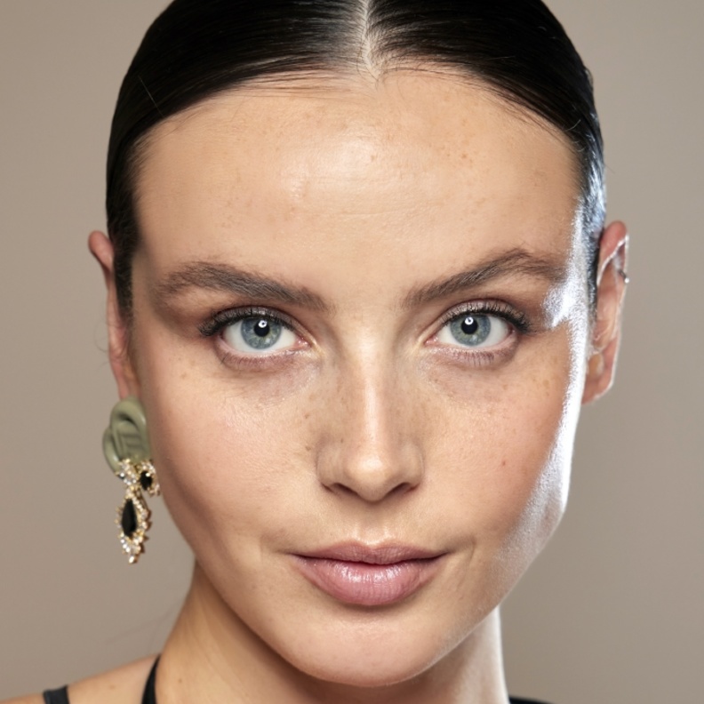 مكياج طبيعي ناعم مناسب للصيف