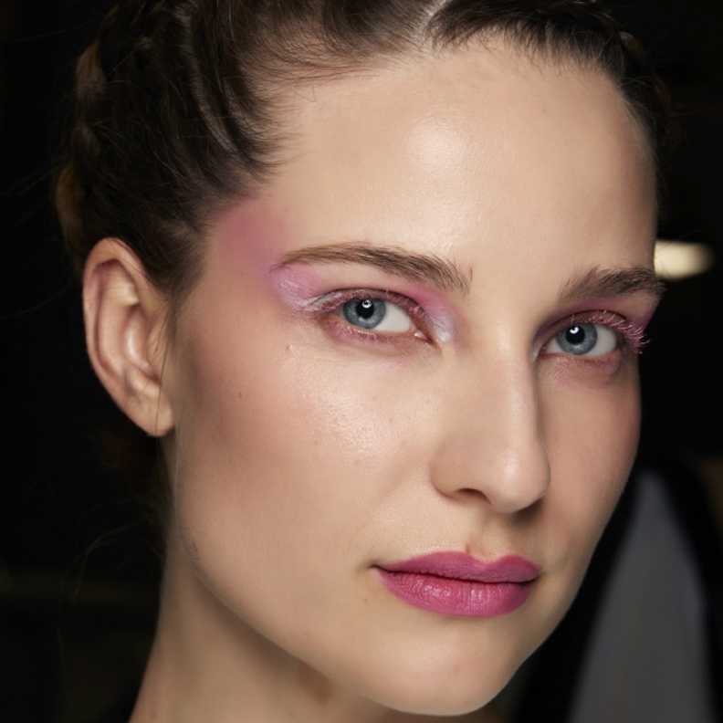 مكياج عيون باللون الزهري من عروض Celia Kritharioti