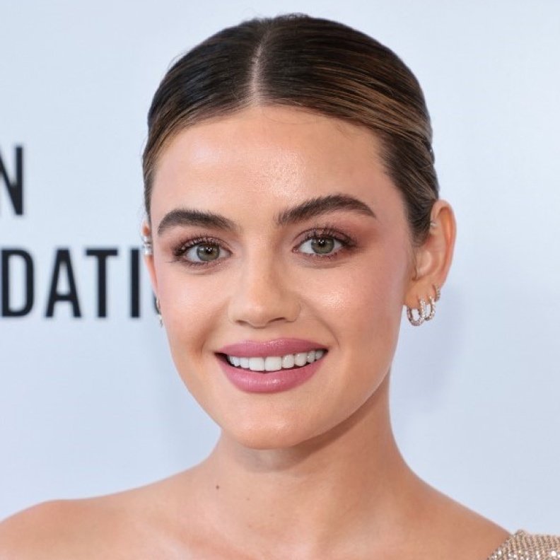 مكياج نيود جذاب ولحمي بأسلوب Lucy Hale