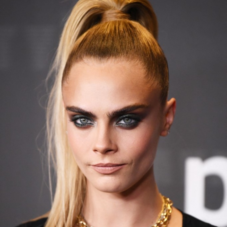 Cara Delevingne وتسريحة عصرية من ربطة ذيل الحصان
