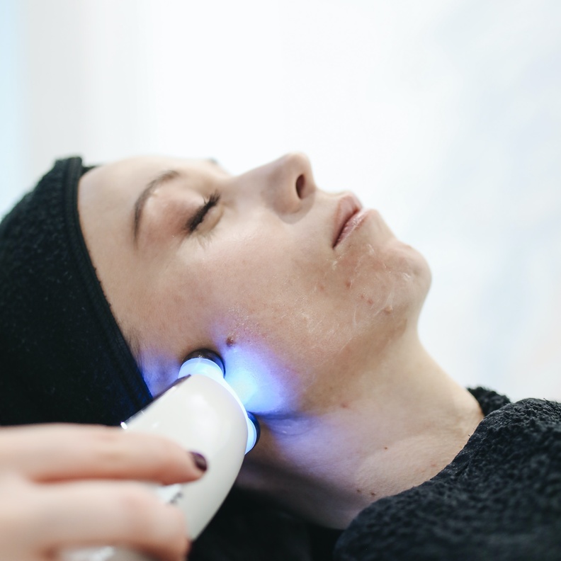 أفضل علاج لتقشر البشرة بتقينات التجميل وأهم أضراره