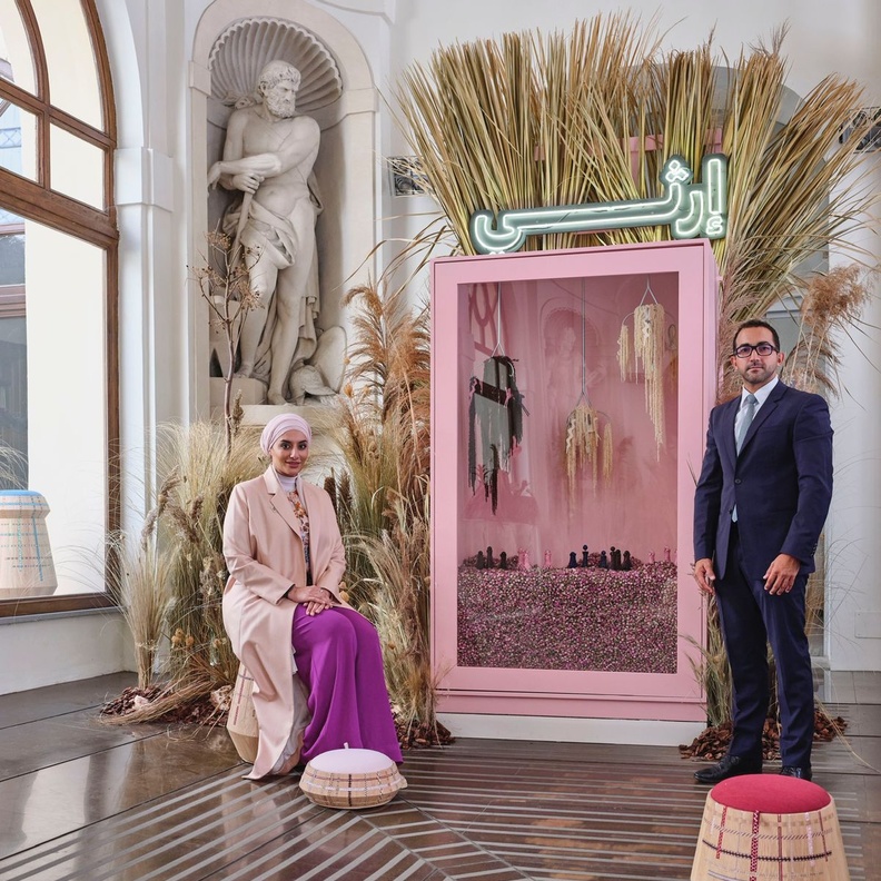 الشيخ فاهم بن سلطان القاسمي، رئيس دائرة العلاقات الحكومية بالشارقة، و سعادة ريم بن كرم، مديرة "نماء" للارتقاء بالمرأة خلال مشاركة "إرثي" في أسبوع ميلان للتصميم