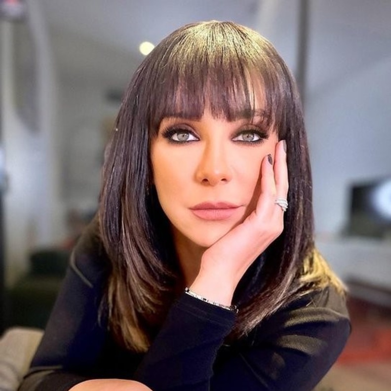 قصات شعر ناعمة للوجه الدائري بأسلوب سلاف فواخرجي