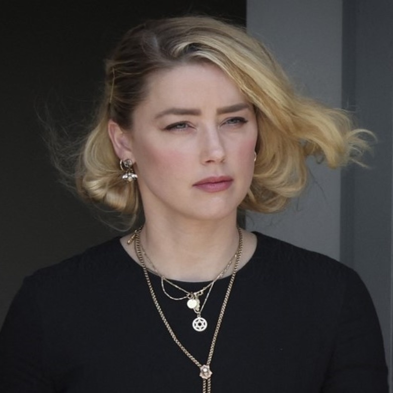  إطلالة آمبر هيرد الجمالية في جلسة الحكم النهائي مع جوني ديب 2022