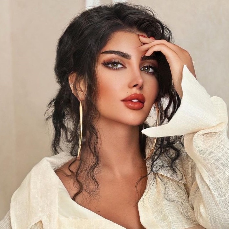 إطلالات جمالية جريئة استوحيها من ملكة كابلي بعد تشبيه ملامحها بـ نورمان أسعد