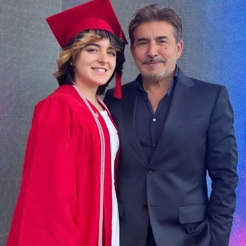 عابد فهد وزوجته زينة يازجي يحتفلان بتخرج ابنتهما