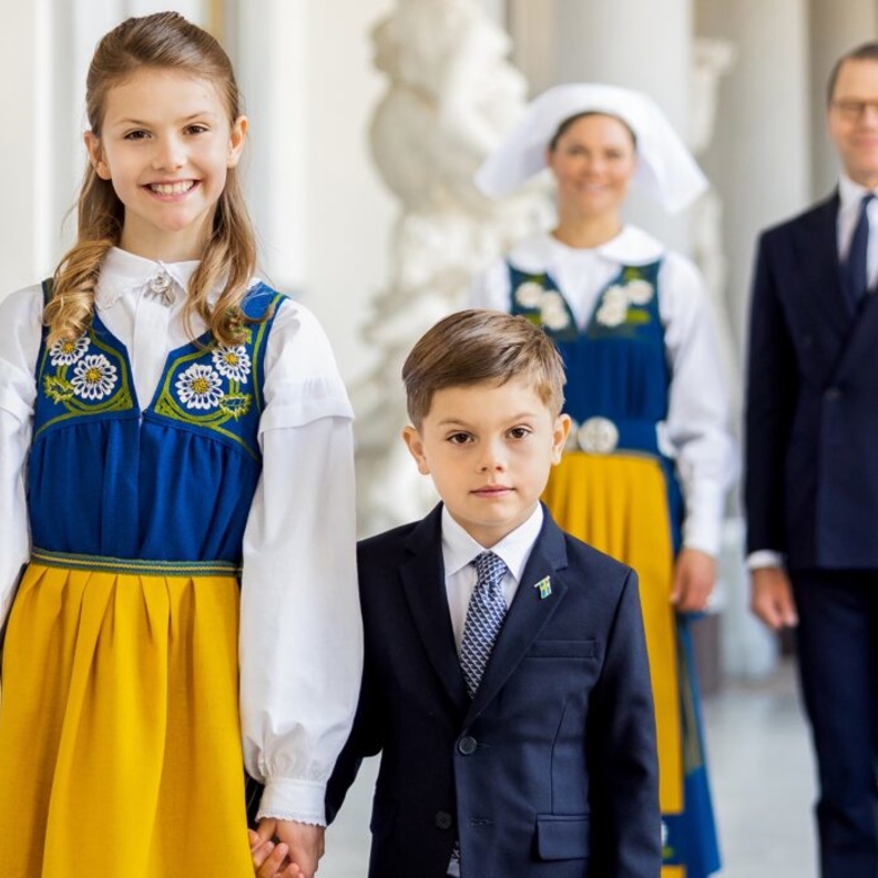 صور جديدة لأبناء الأميرة فيكتوريا في احتفالات اليوم الوطني بالسويد