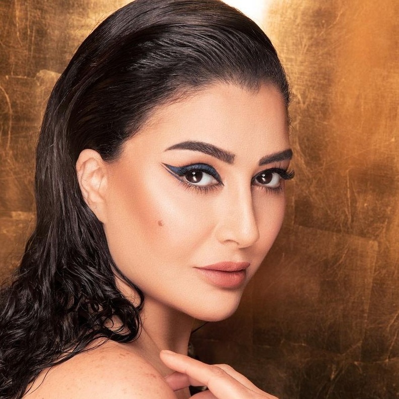 رسمات آيلانير عصرية للمرأة الخمسينية من وحي غادة عبد الرازق 2022