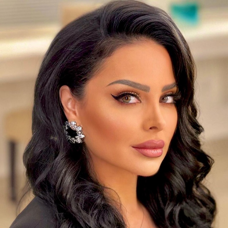 تألقي بأحدث إطلالات جمالية لافتة للسهرات بأسلوب ديانا كرزون