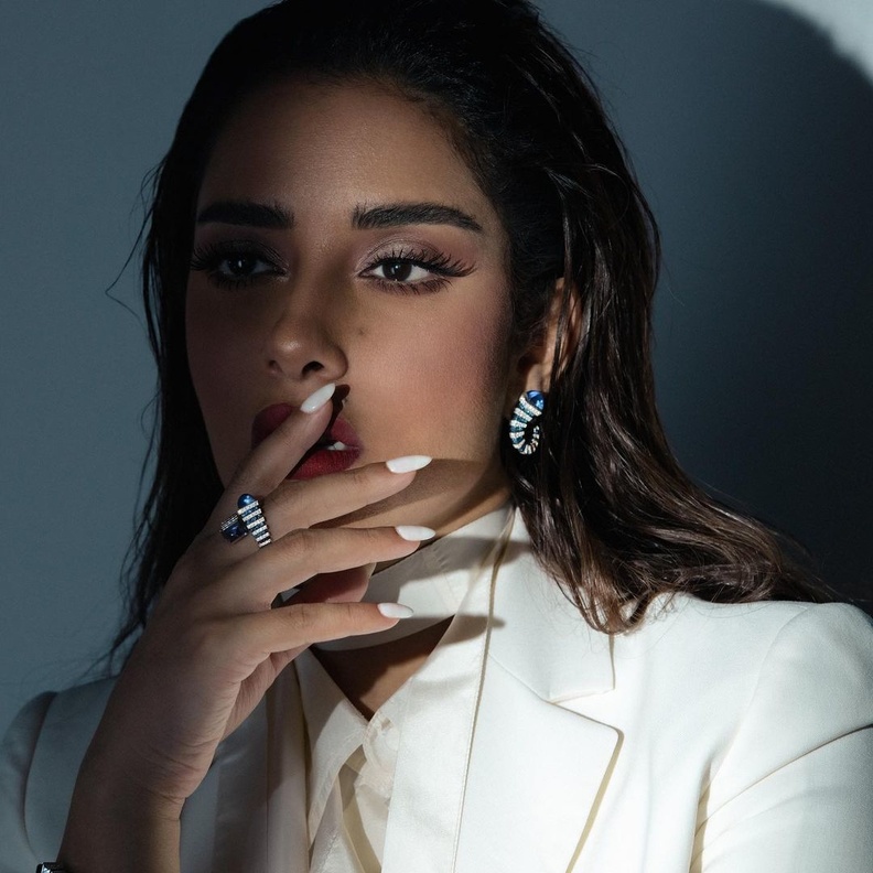 بلقيس فتحي تلهمك طرق اختيار ألوان المناكير المناسبة مع ملابسك ..بالصور