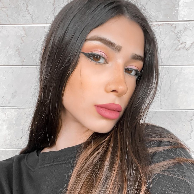 ابنة نوال الزغبي تُعلمك بالفيديو كيفية تطبيق مكياج ملون للصبايا