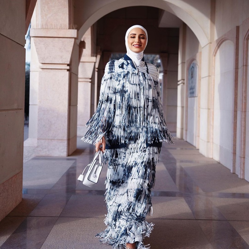 صيحة الشراشيب بإطلالة عصريّة خاطفة للأنظار اختارتها دلال بالأبيض والكحلي